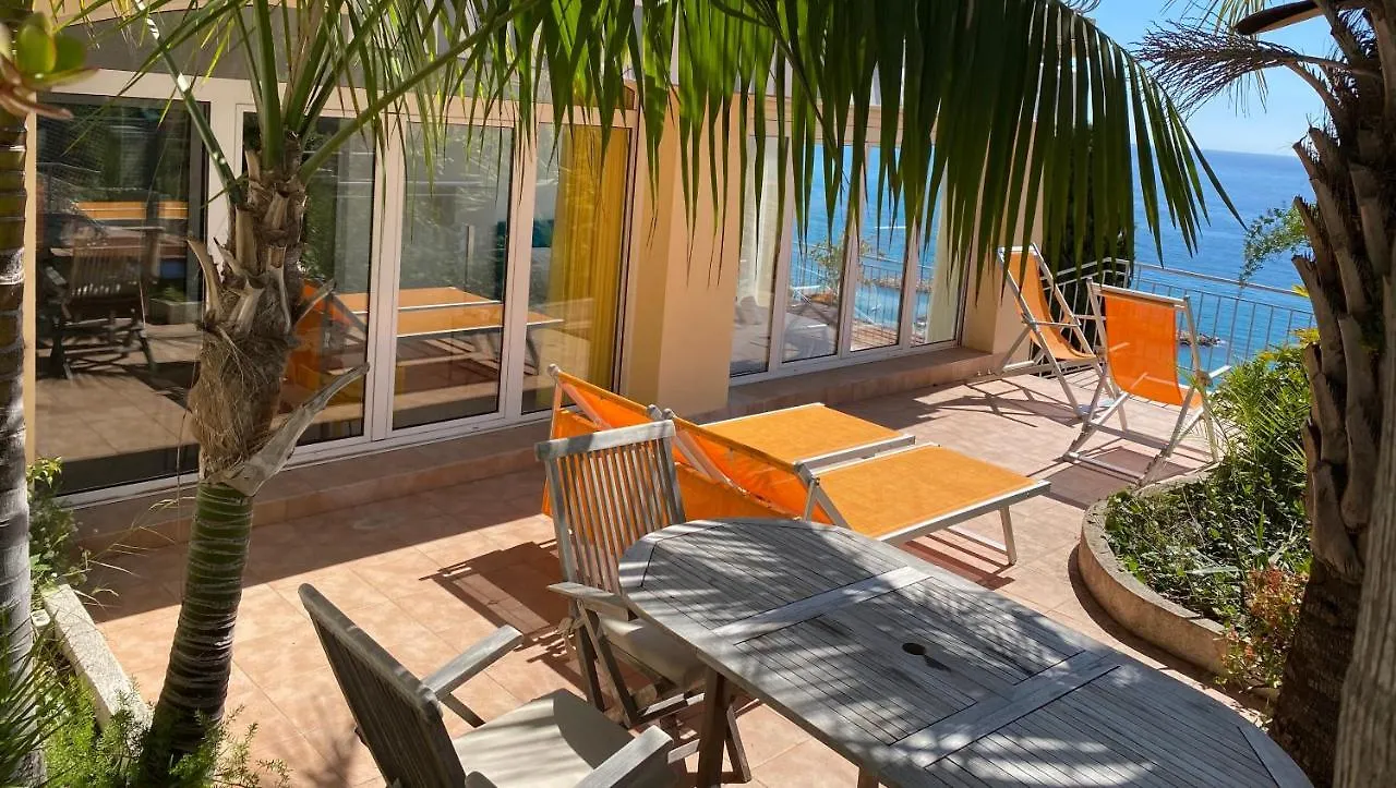 Villa l'ensoleillée vue panoramique mer, 250 m de la plage et du centre ville Menton