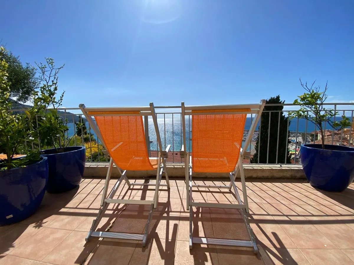Villa l'ensoleillée vue panoramique mer, 250 m de la plage et du centre ville Menton Appartement