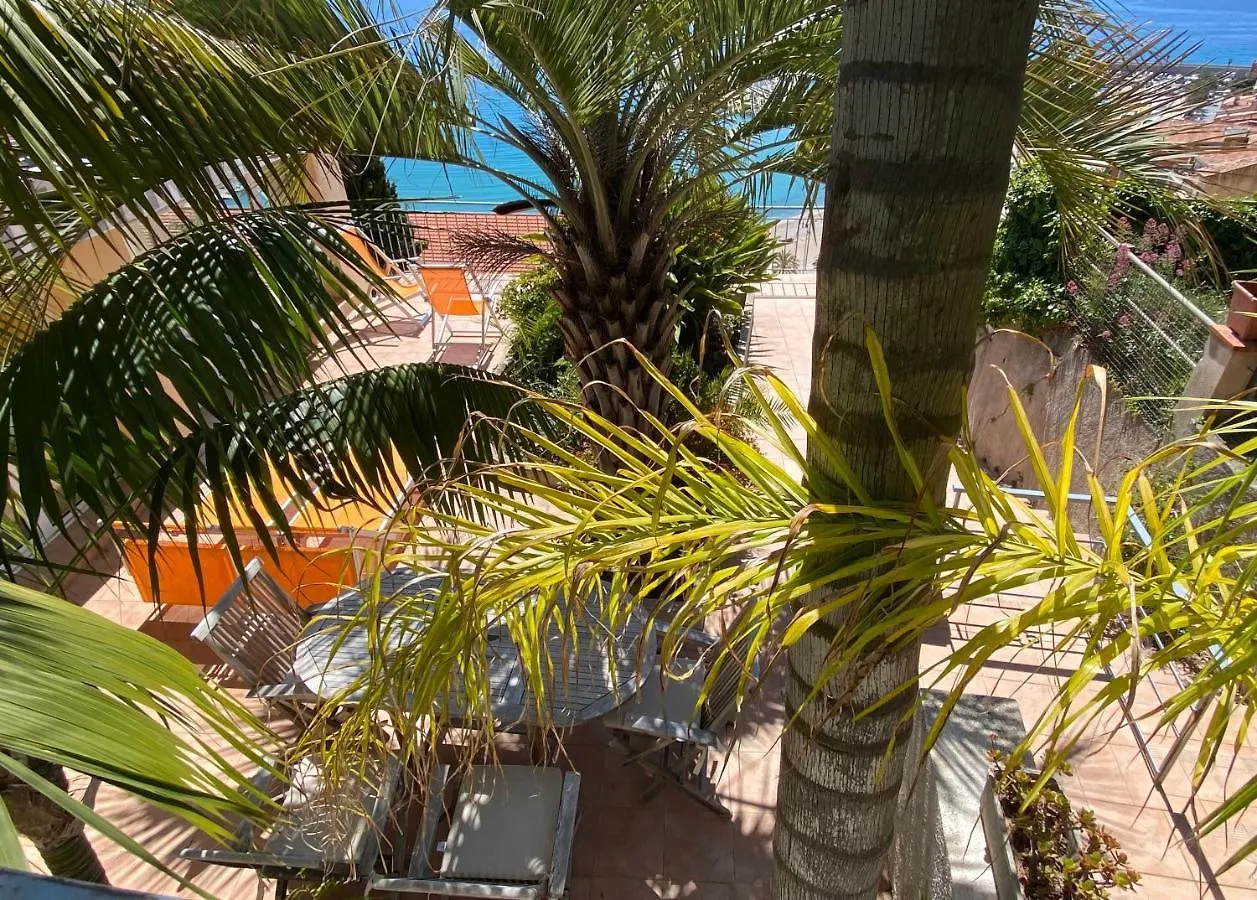 Appartement Villa l'ensoleillée vue panoramique mer, 250 m de la plage et du centre ville Menton