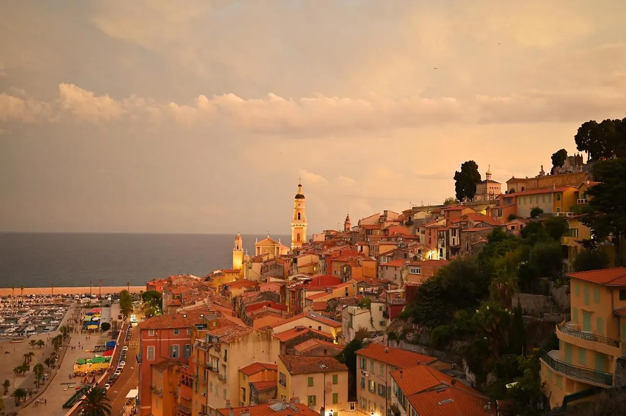 Villa l'ensoleillée vue panoramique mer, 250 m de la plage et du centre ville Menton Appartement