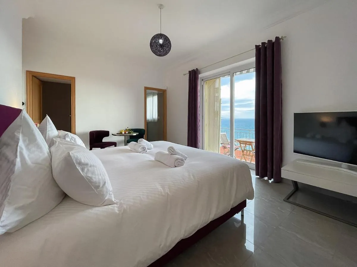 Villa l'ensoleillée vue panoramique mer, 250 m de la plage et du centre ville Menton 0*,