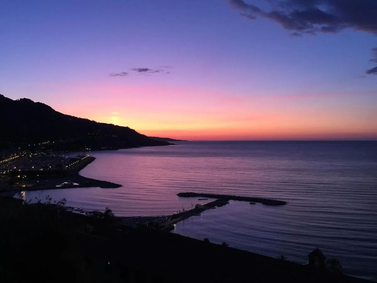 Villa L'Ensoleillee Vue Panoramique Mer, 250 M De La Plage Et Du Centre Ville マントン アパート