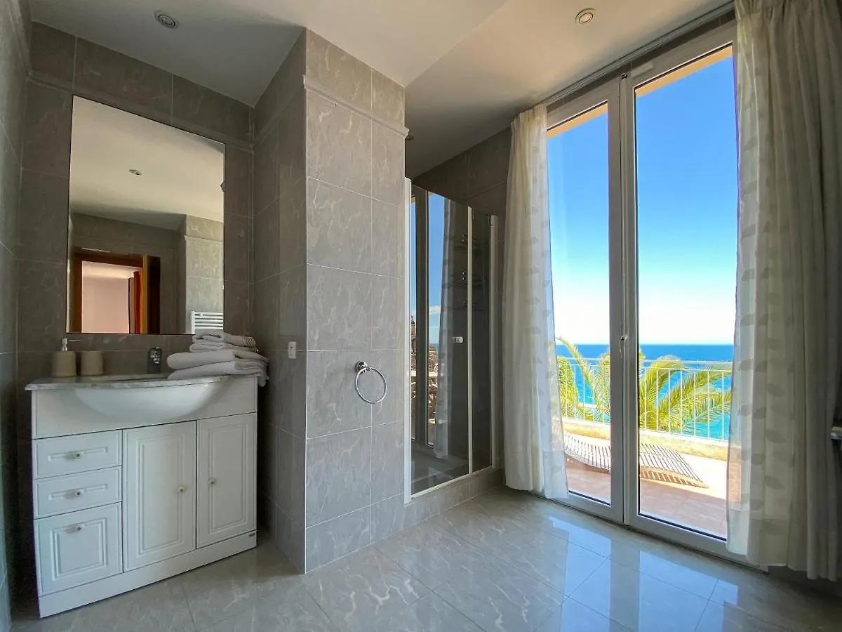 Villa l'ensoleillée vue panoramique mer, 250 m de la plage et du centre ville Menton Appartement